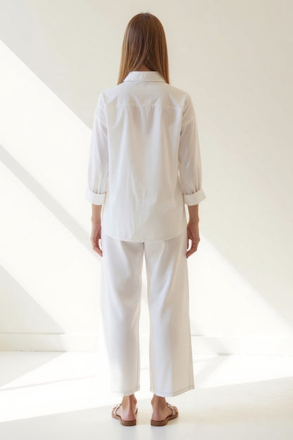 Completo due pezzi bianco con camicia leggera e pantaloni ampi | Stile rilassato ed elegante