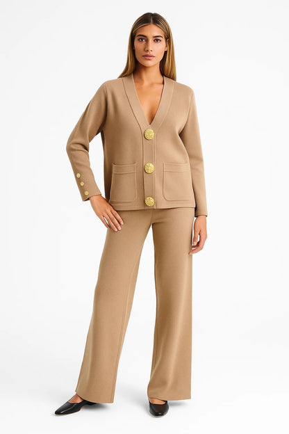 Completo due pezzi con giacca elegante e pantaloni a gamba dritta
