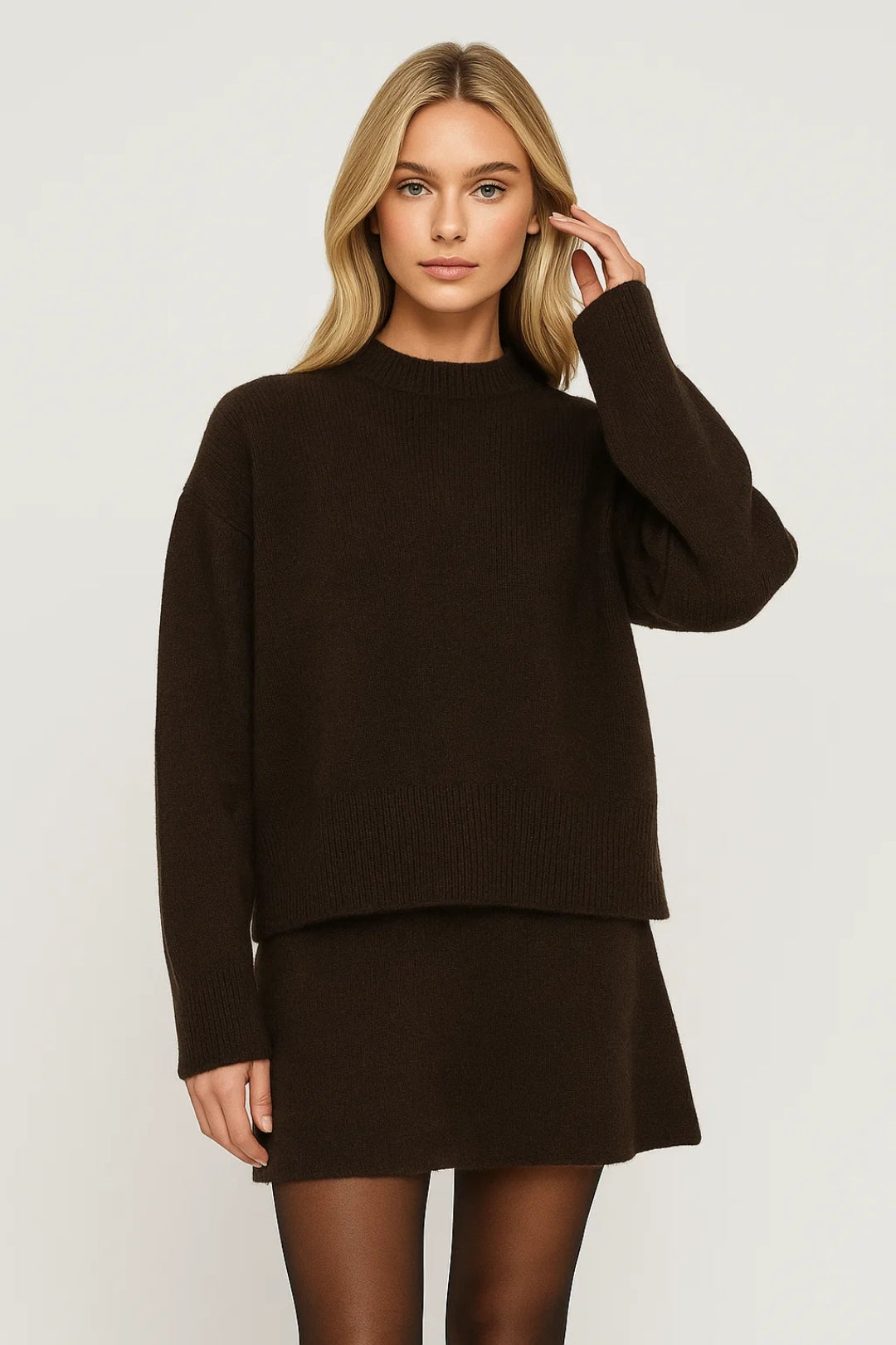 Completo due pezzi con maglia a maniche lunghe e minigonna coordinata