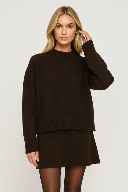 Completo due pezzi con maglia a maniche lunghe e minigonna coordinata