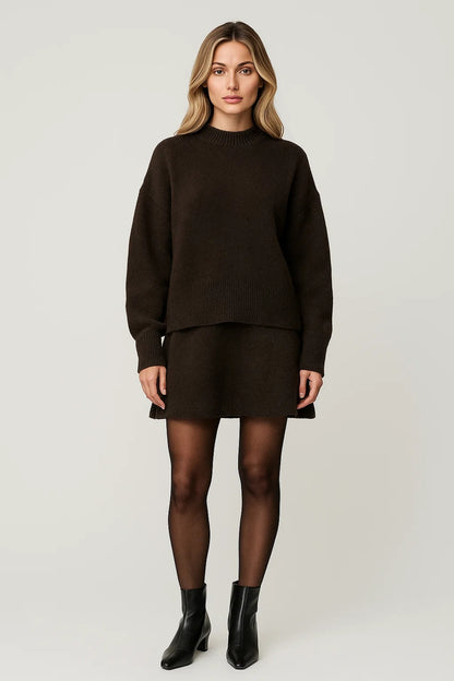 Completo due pezzi con maglia a maniche lunghe e minigonna coordinata