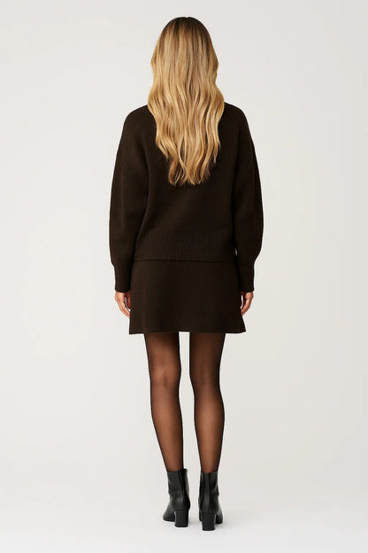 Completo due pezzi con maglia a maniche lunghe e minigonna coordinata