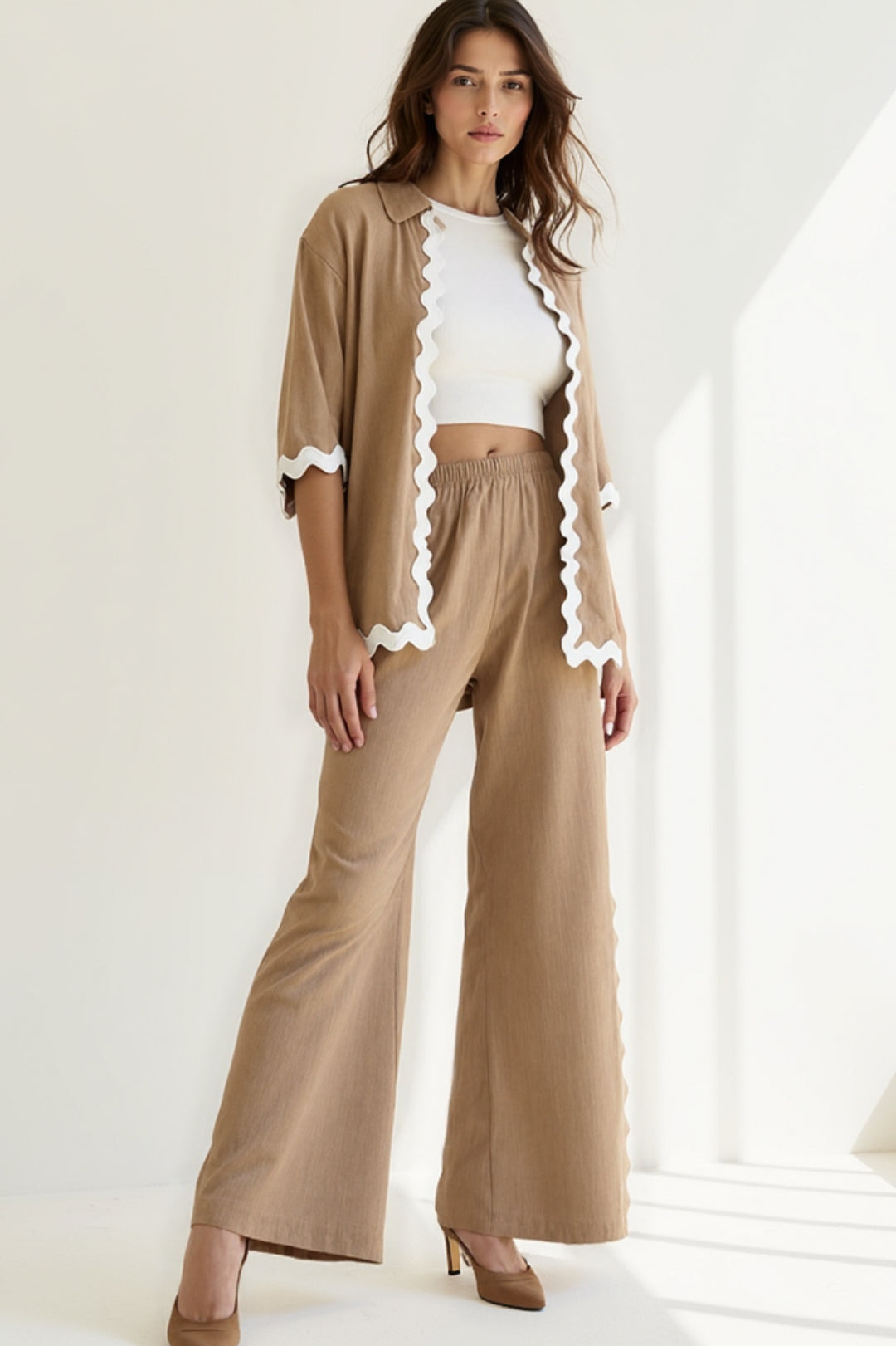 Completo due pezzi con profili ondulati | Camicia ampia e pantaloni larghi
