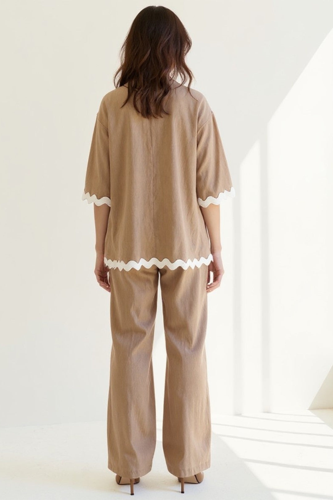 Completo due pezzi con profili ondulati | Camicia ampia e pantaloni larghi