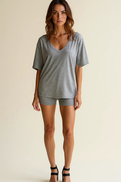 Completo due pezzi con t-shirt oversize e shorts aderenti