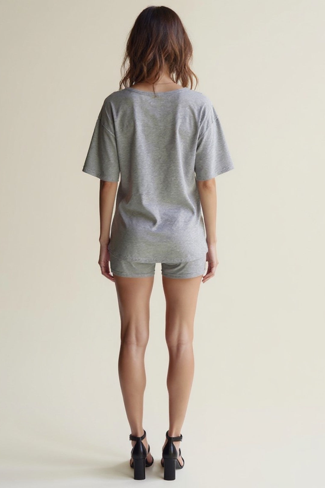 Completo due pezzi con t-shirt oversize e shorts aderenti