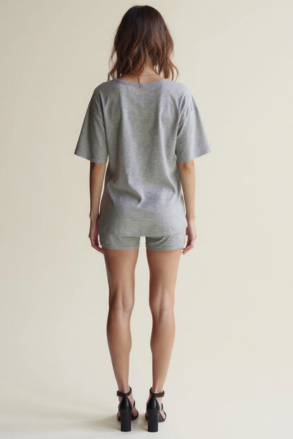 Completo due pezzi con t-shirt oversize e shorts aderenti