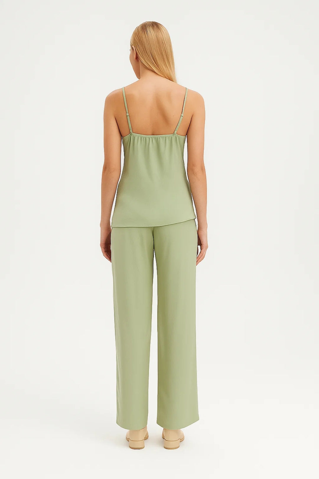 Completo due pezzi con top a spalline e pantaloni larghi