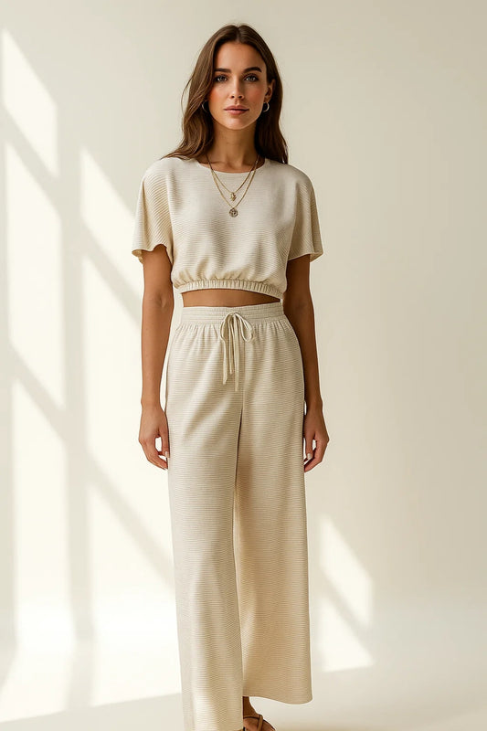 Completo due pezzi con top corto elasticizzato e pantaloni larghi | Look comodo e moderno