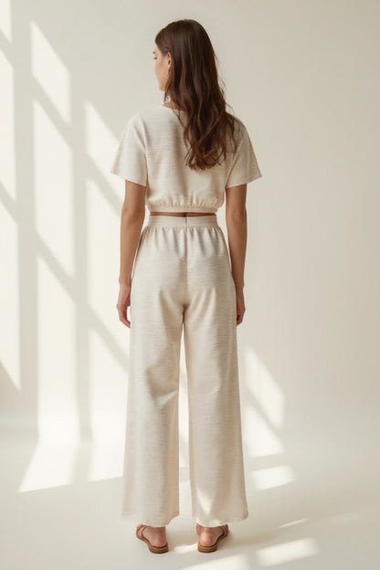 Completo due pezzi con top corto elasticizzato e pantaloni larghi | Look comodo e moderno