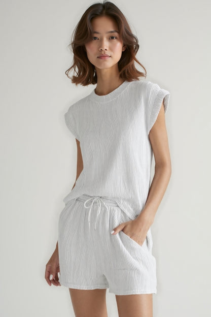 Completo due pezzi estivo con top smanicato e shorts