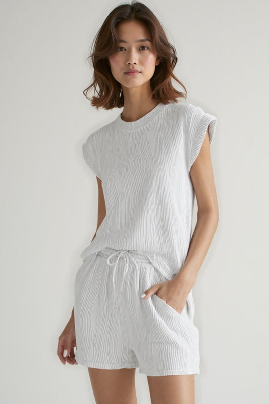 Completo due pezzi estivo con top smanicato e shorts