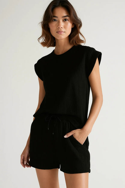 Completo due pezzi estivo con top smanicato e shorts