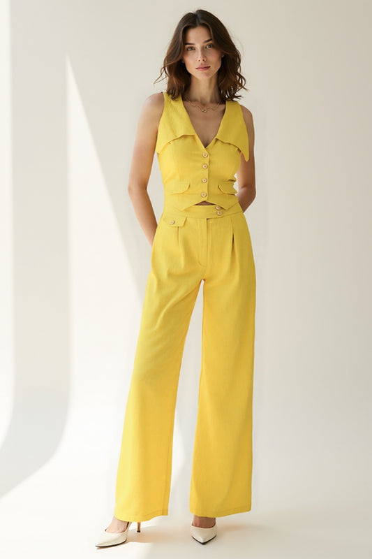 Completo vivace con gilet sagomato e pantaloni a vita alta