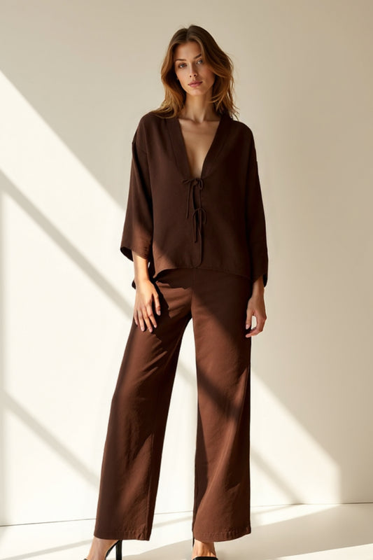 Completo due pezzi in cotone marrone | Camicia con laccetti e pantaloni ampi