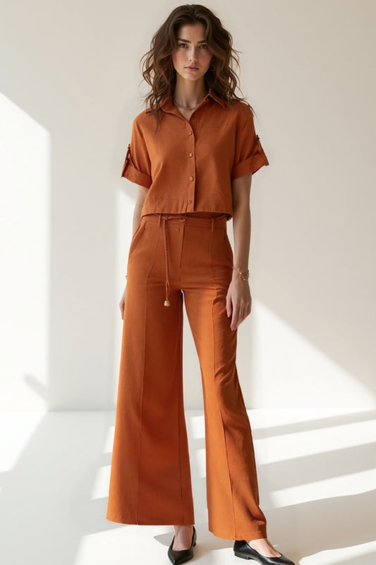 Completo con camicia corta e pantaloni a gamba larga | Look fresco e urbano