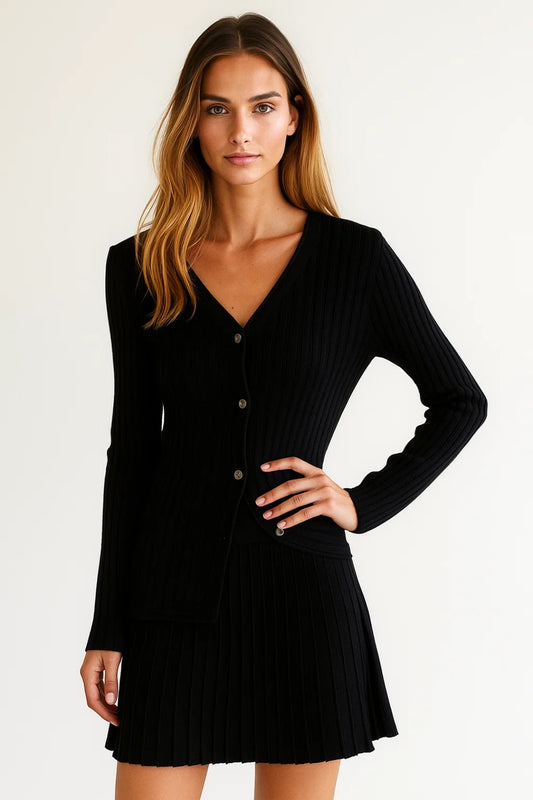 Completo due pezzi in maglia a costine con cardigan e minigonna plissettata