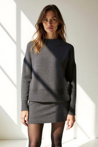 Completo due pezzi in maglia con maglione e minigonna