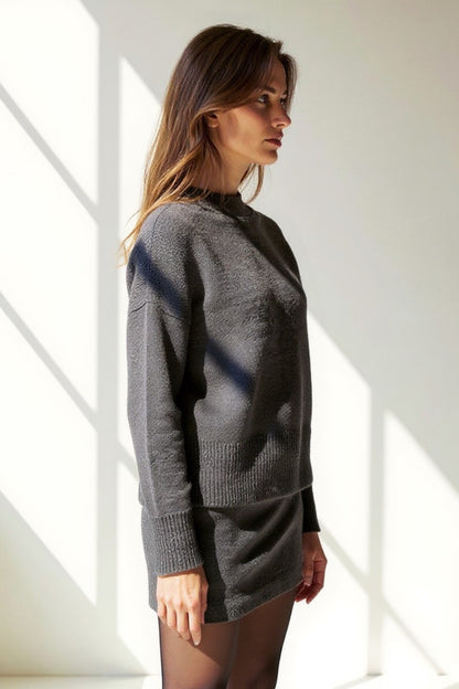 Completo due pezzi in maglia con maglione e minigonna