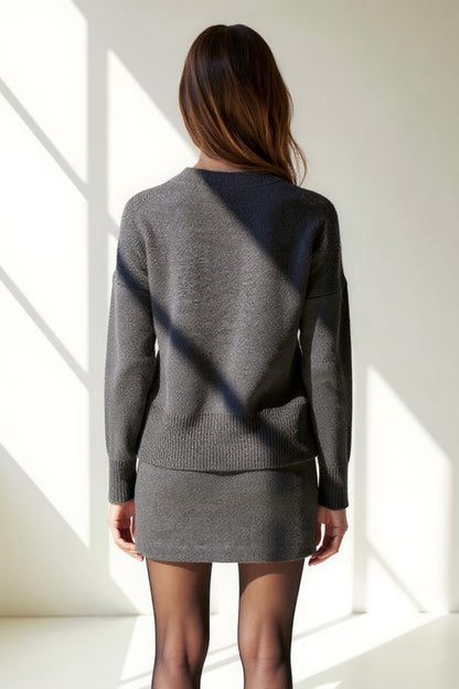 Completo due pezzi in maglia con maglione e minigonna