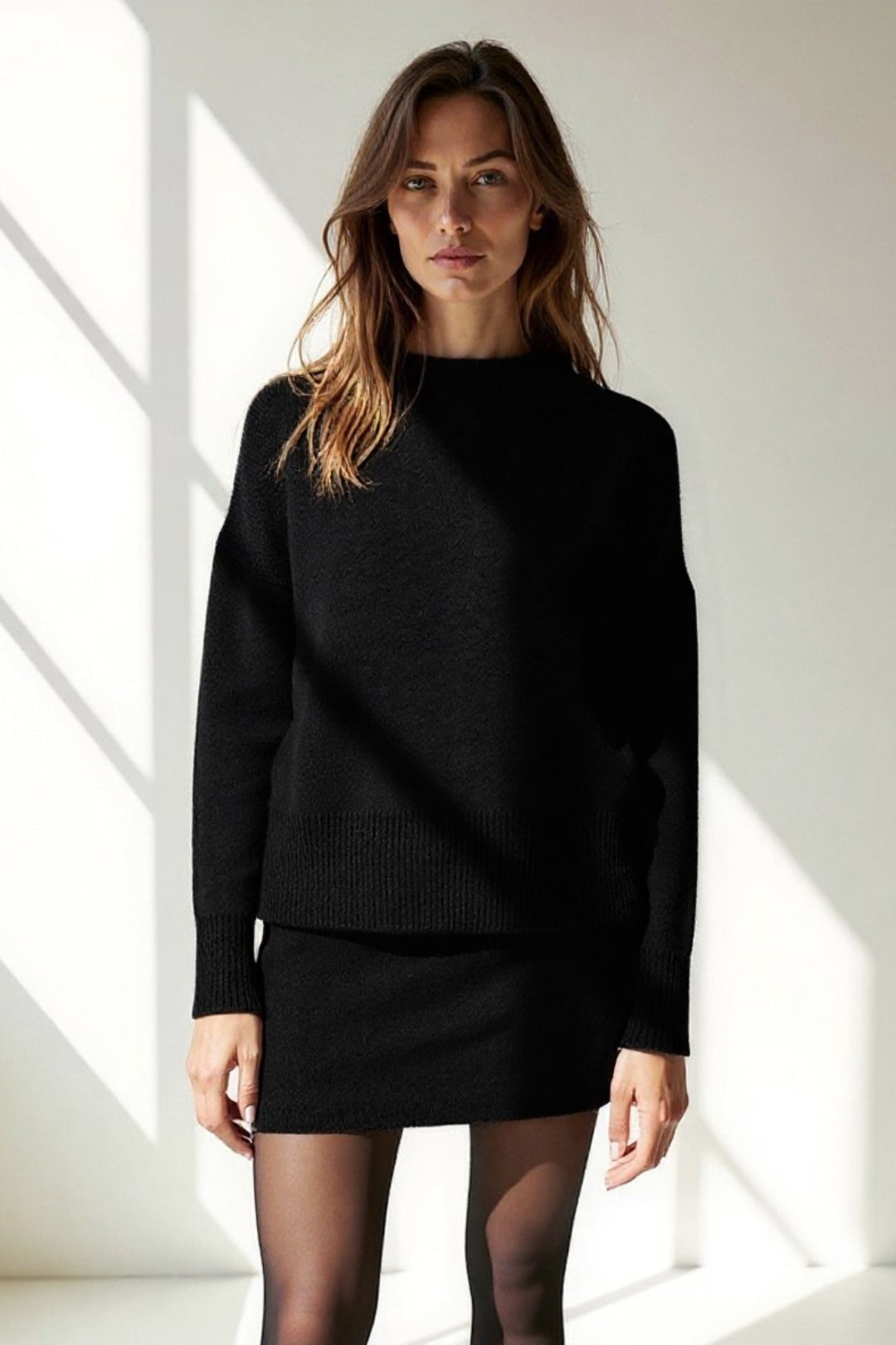Completo due pezzi in maglia con maglione e minigonna