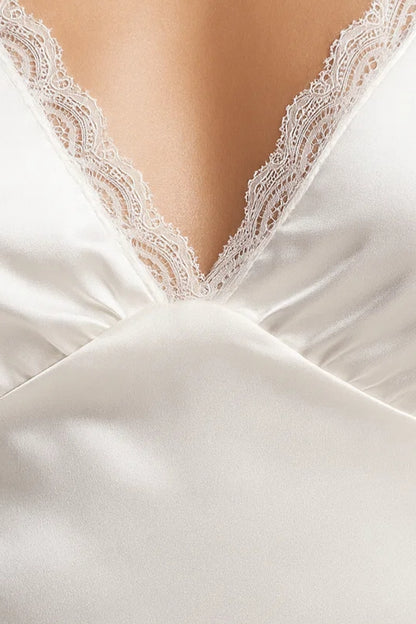 Completo due pezzi in raso con pizzo | Top aderente e minigonna coordinata