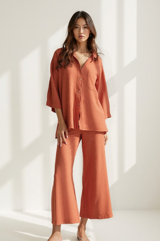 Completo due pezzi in tessuto leggero con camicia e pantaloni a gamba larga