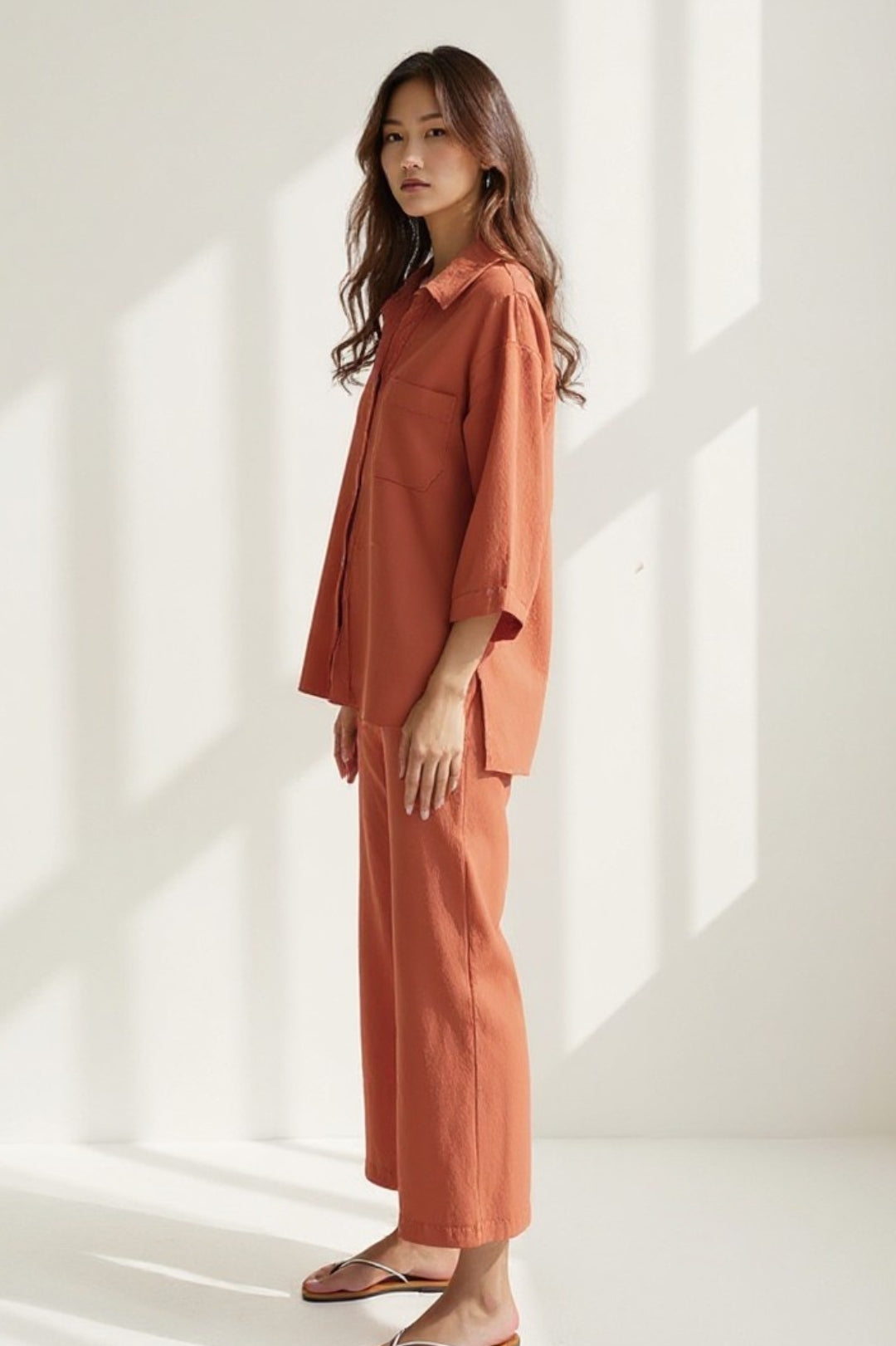 Completo due pezzi in tessuto leggero con camicia e pantaloni a gamba larga