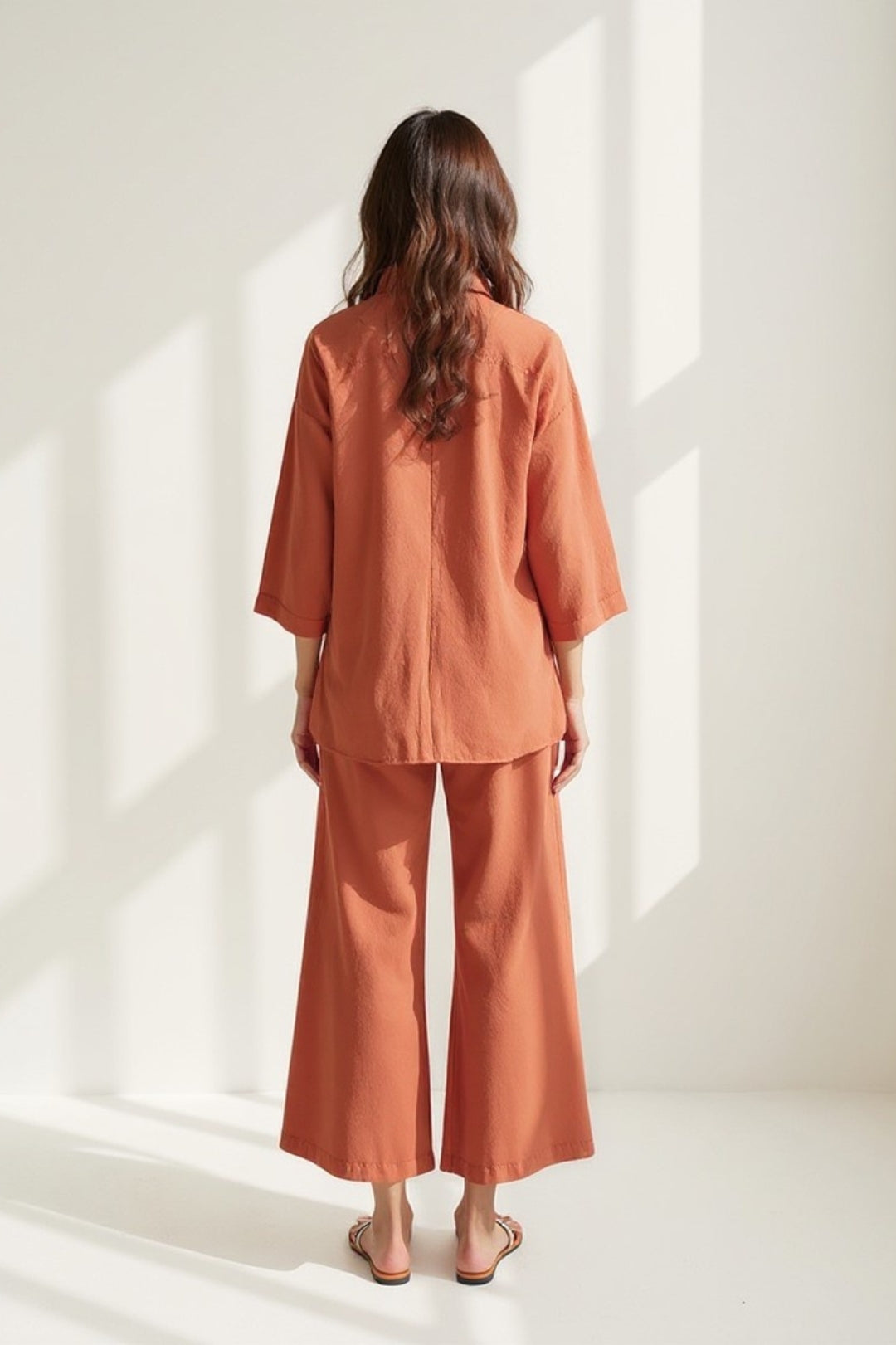 Completo due pezzi in tessuto leggero con camicia e pantaloni a gamba larga