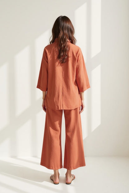 Completo due pezzi in tessuto leggero con camicia e pantaloni a gamba larga