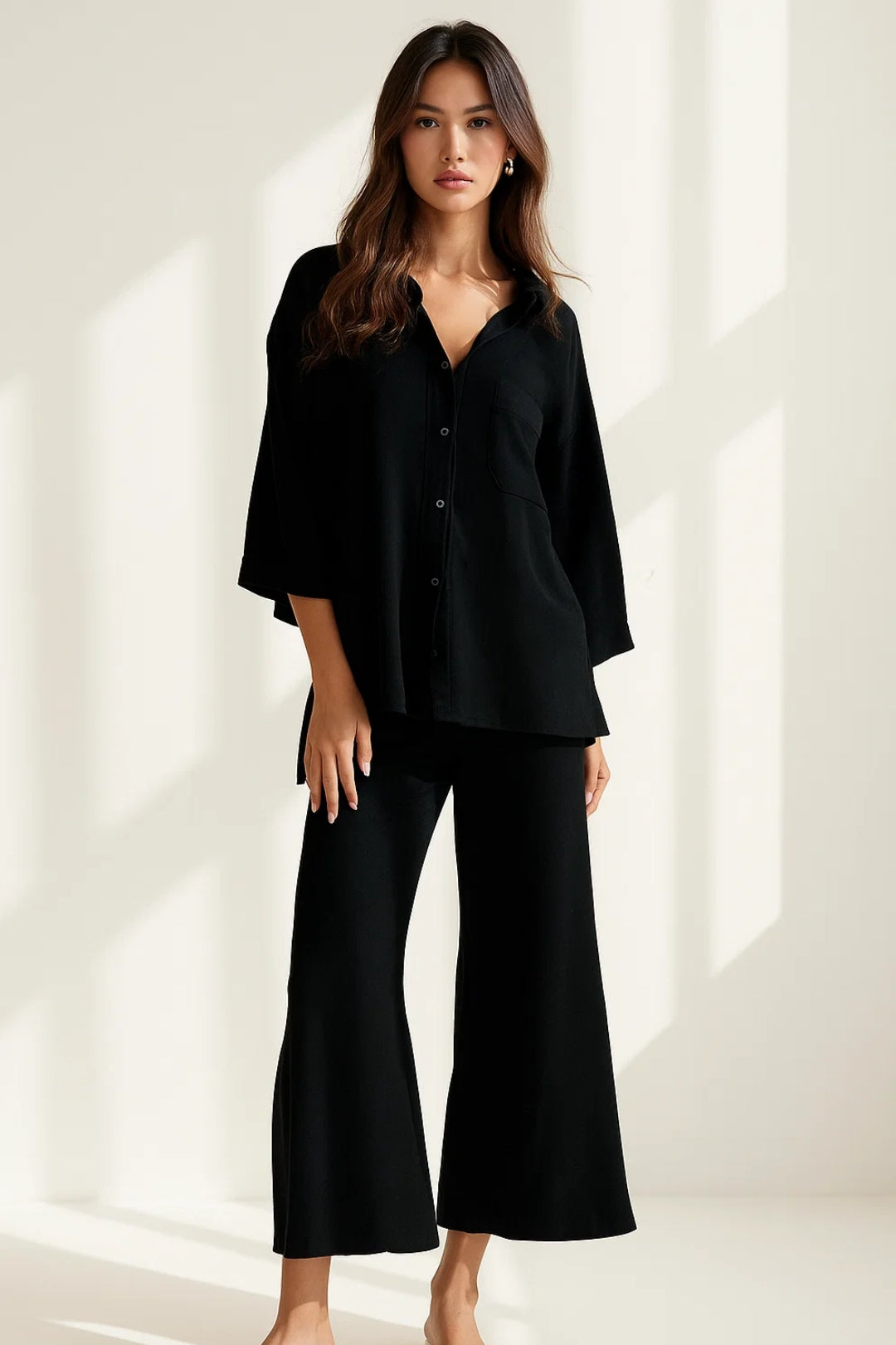 Completo due pezzi in tessuto leggero con camicia e pantaloni a gamba larga