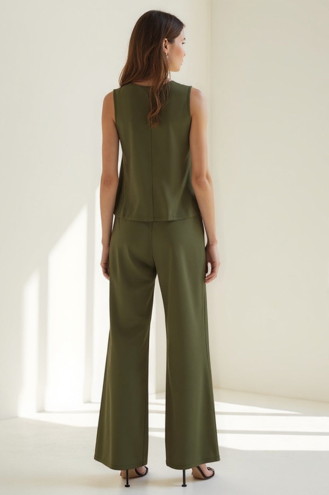 Completo due pezzi senza maniche con top e pantaloni a gamba larga