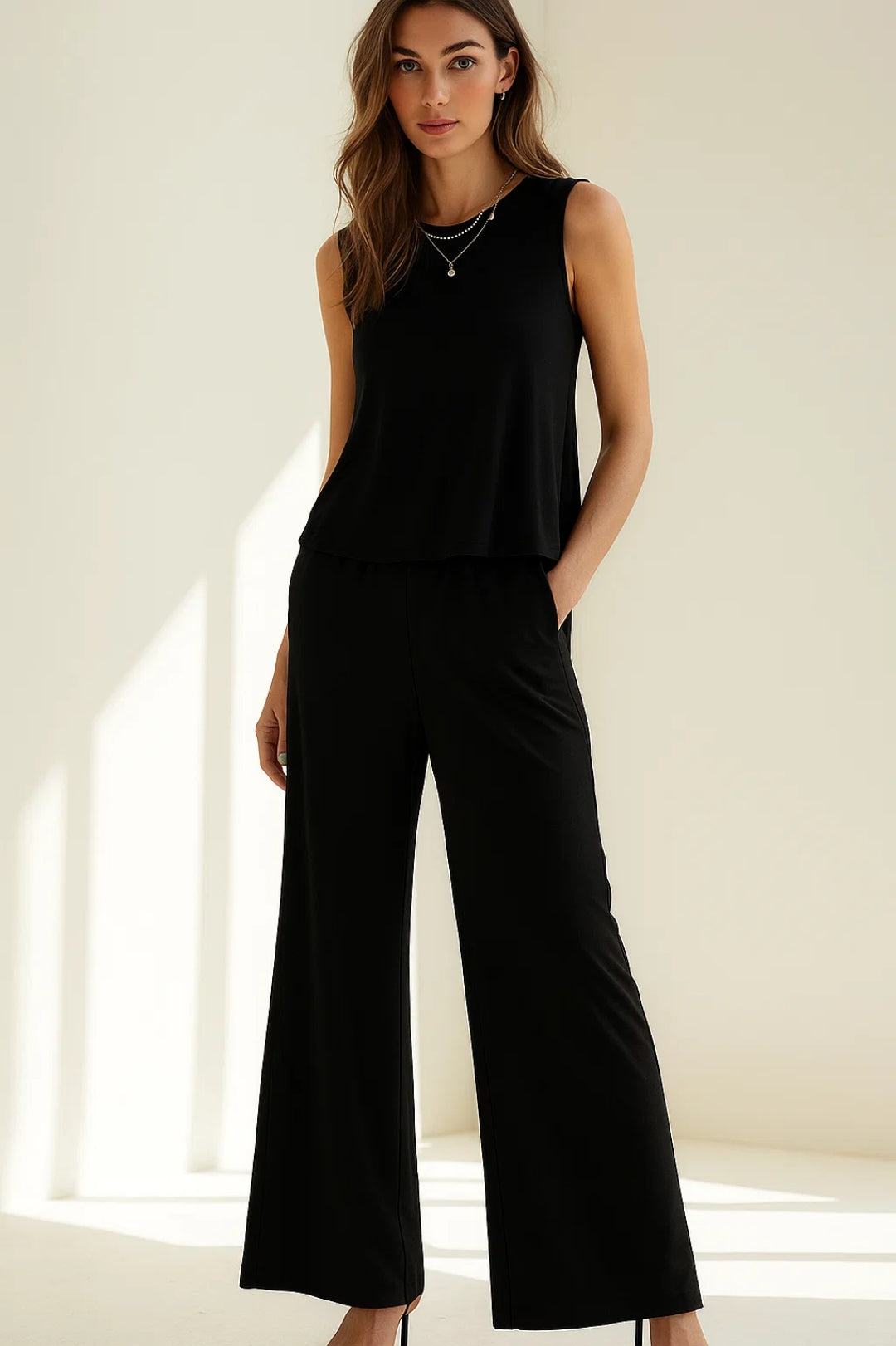 Completo due pezzi senza maniche con top e pantaloni a gamba larga