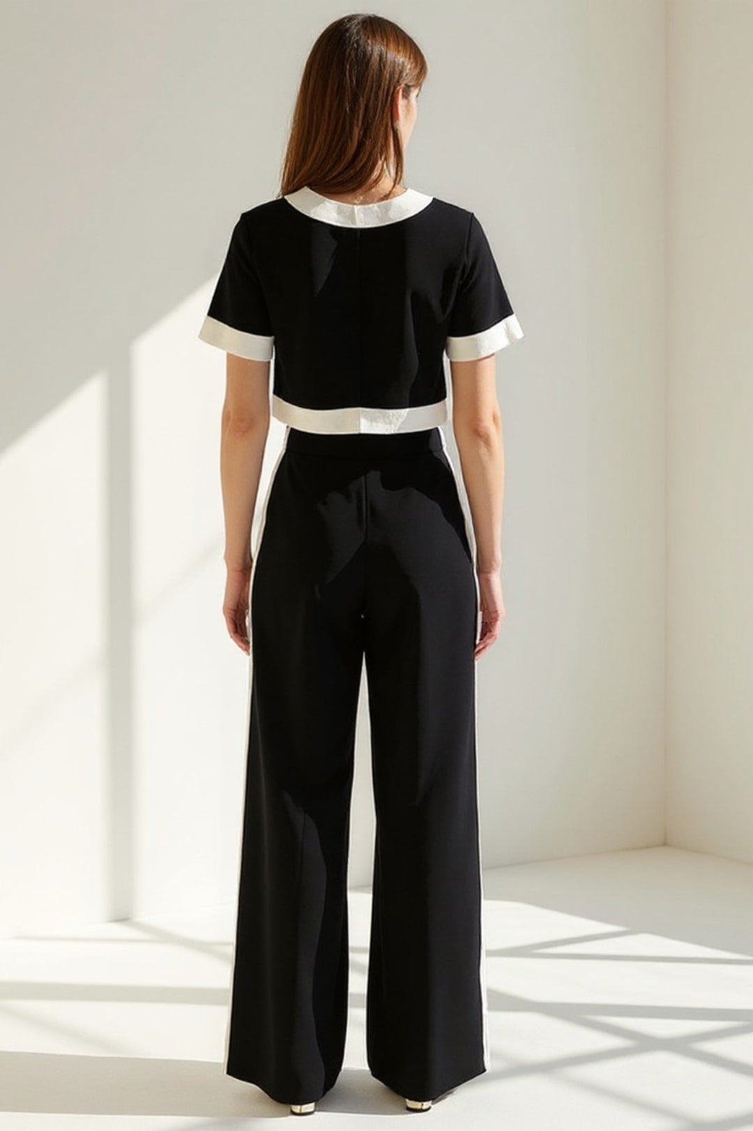Completo elegante bicolore con giacca corta e pantaloni a gamba larga