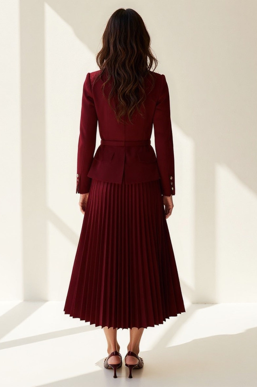 Completo elegante con blazer doppiopetto e gonna plissé | Colore bordeaux