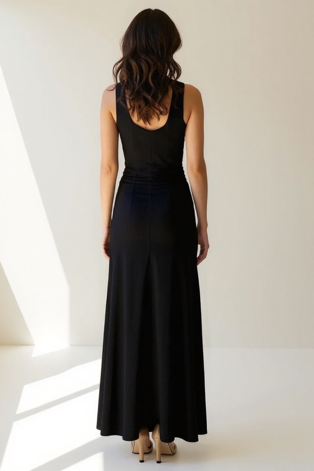 Completo elegante due pezzi nero con top aderente e gonna lunga con spacco | Look sofisticato per serate speciali