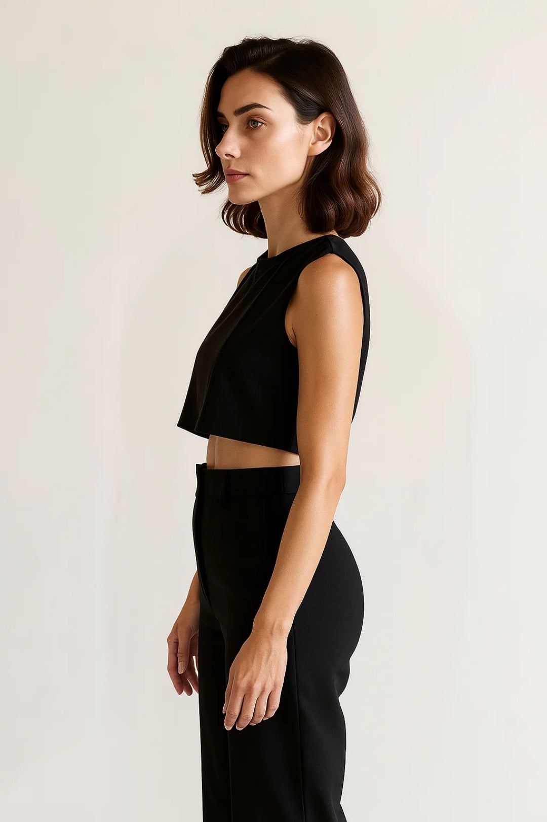 Completo elegante in due pezzi con top corto senza maniche e pantaloni a vita alta neri