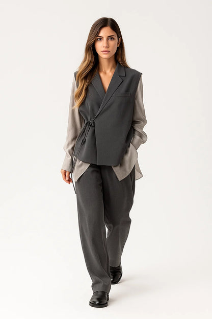 Completo elegante tre pezzi grigio fumo con camicia fluida gilet incrociato e pantaloni ampi