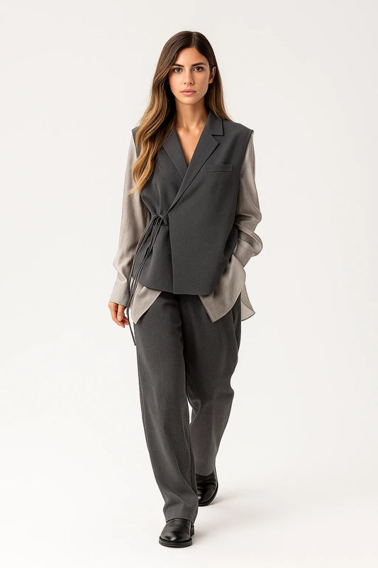 Completo elegante tre pezzi grigio fumo con camicia fluida gilet incrociato e pantaloni ampi