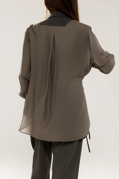 Completo elegante tre pezzi grigio fumo con camicia fluida gilet incrociato e pantaloni ampi