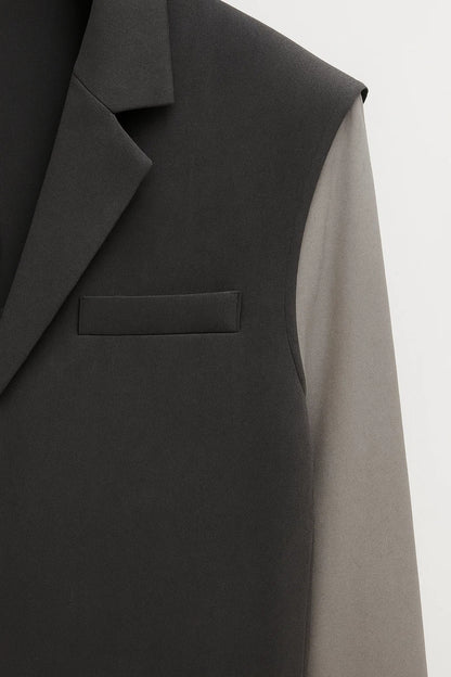 Completo elegante tre pezzi grigio fumo con camicia fluida gilet incrociato e pantaloni ampi