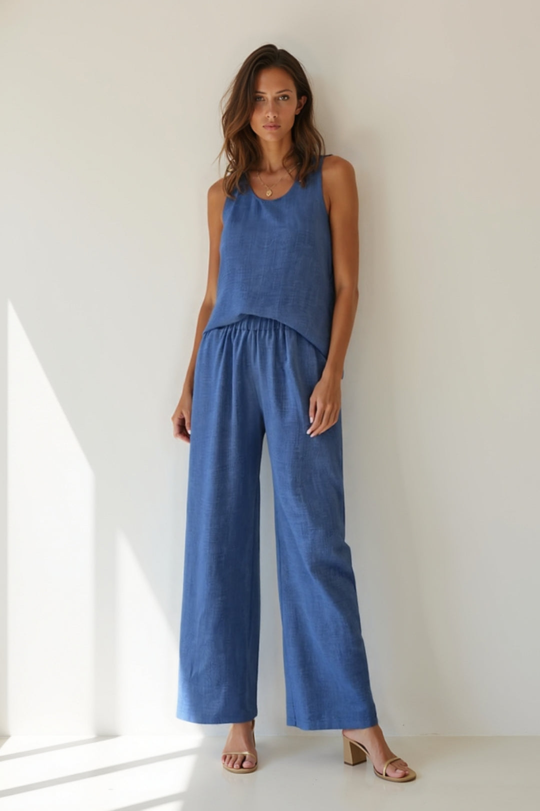 Completo estivo con top smanicato e pantaloni larghi | Dettaglio ricamato sul retro