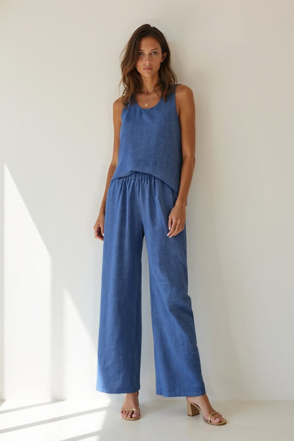 Completo estivo con top smanicato e pantaloni larghi | Dettaglio ricamato sul retro