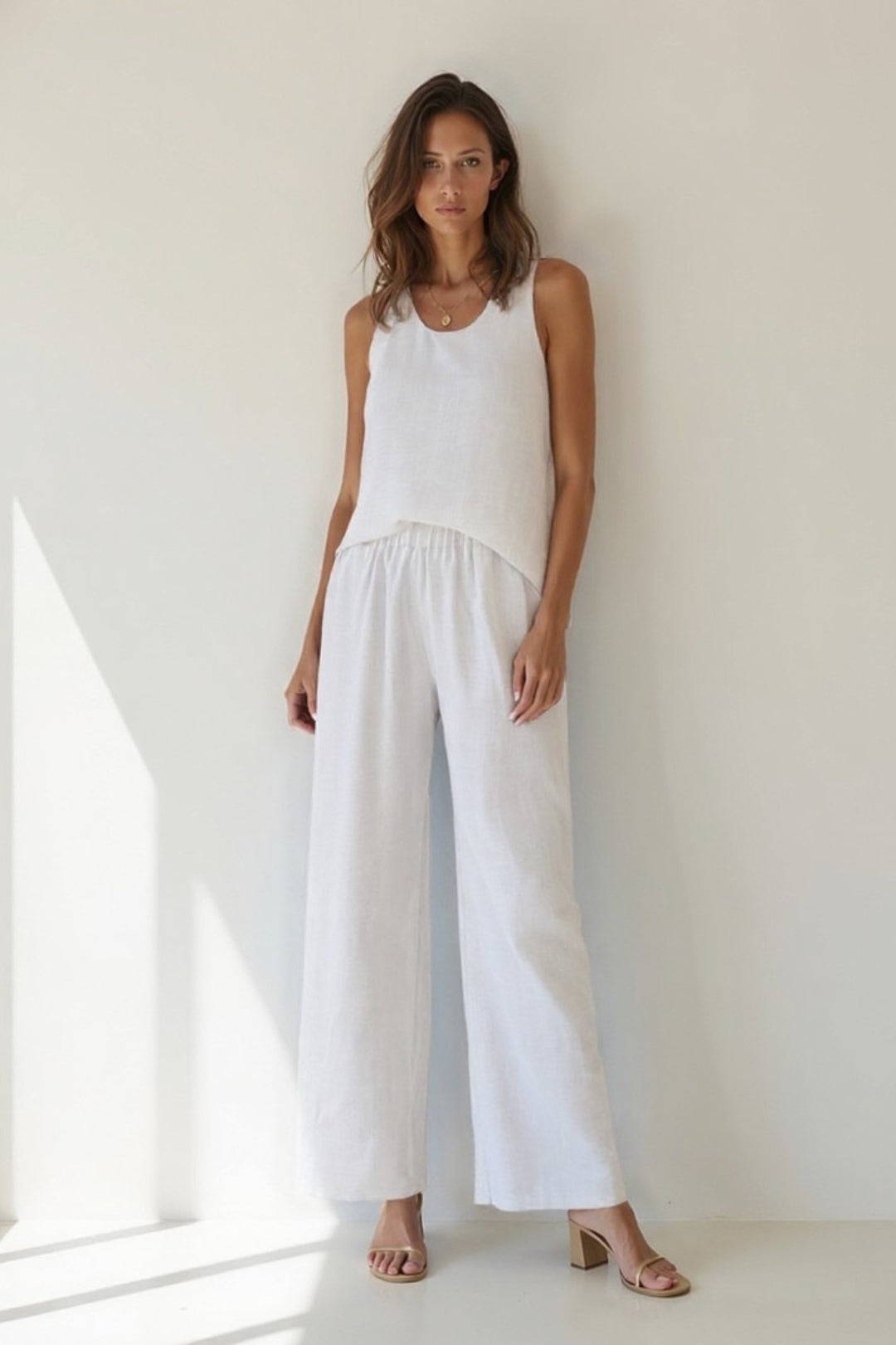 Completo estivo con top smanicato e pantaloni larghi | Dettaglio ricamato sul retro