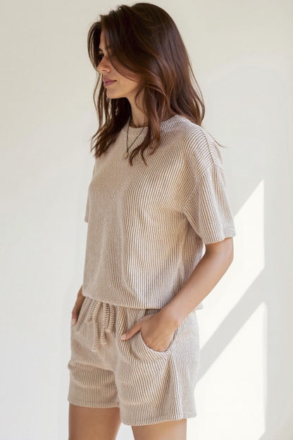 Completo estivo due pezzi in maglia a costine | T-shirt morbida e shorts coordinati