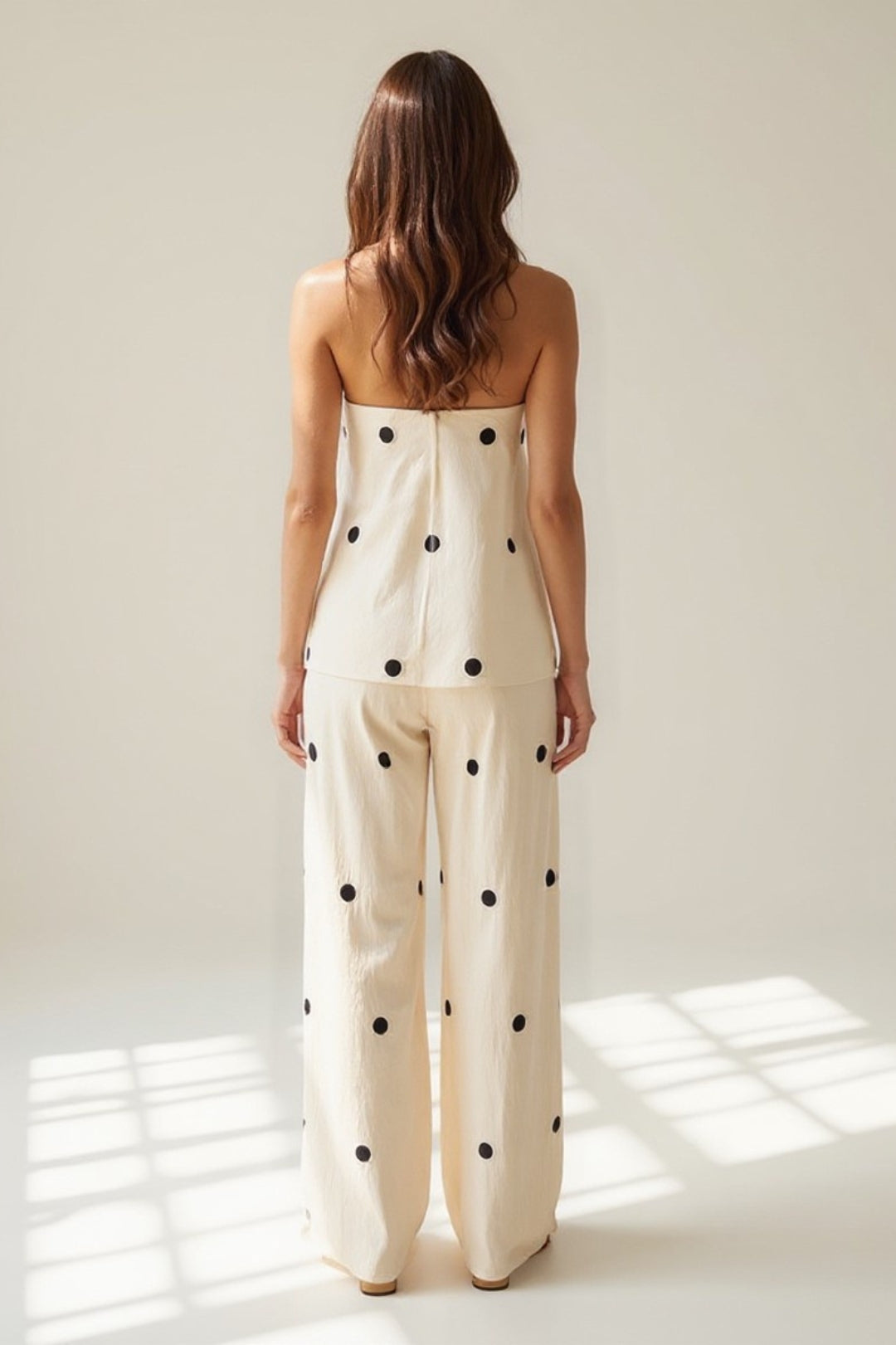 Completo estivo in tessuto leggero con top senza spalline e pantaloni a pois | Beige con pois neri | Fresco ed elegante