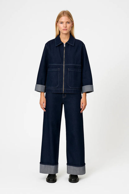Completo in denim con giacca zip e pantaloni con risvolto
