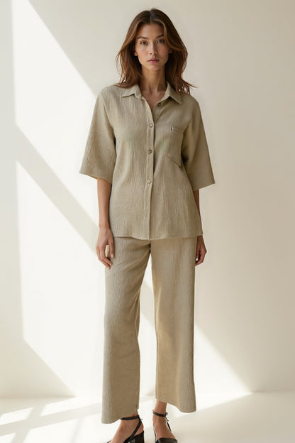 Completo in lino con camicia a maniche corte e pantaloni dritti