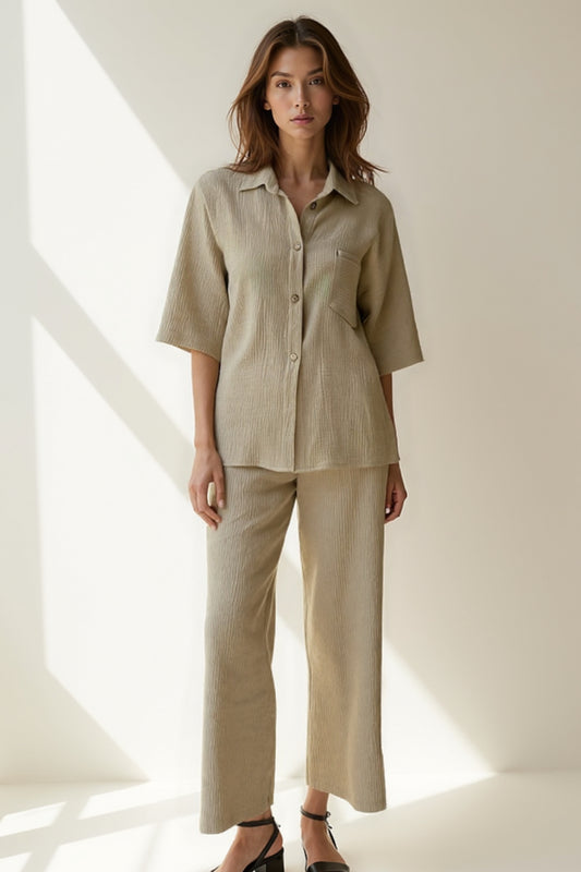 Completo in lino con camicia a maniche corte e pantaloni dritti