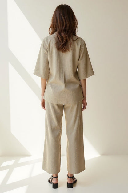 Completo in lino con camicia a maniche corte e pantaloni dritti